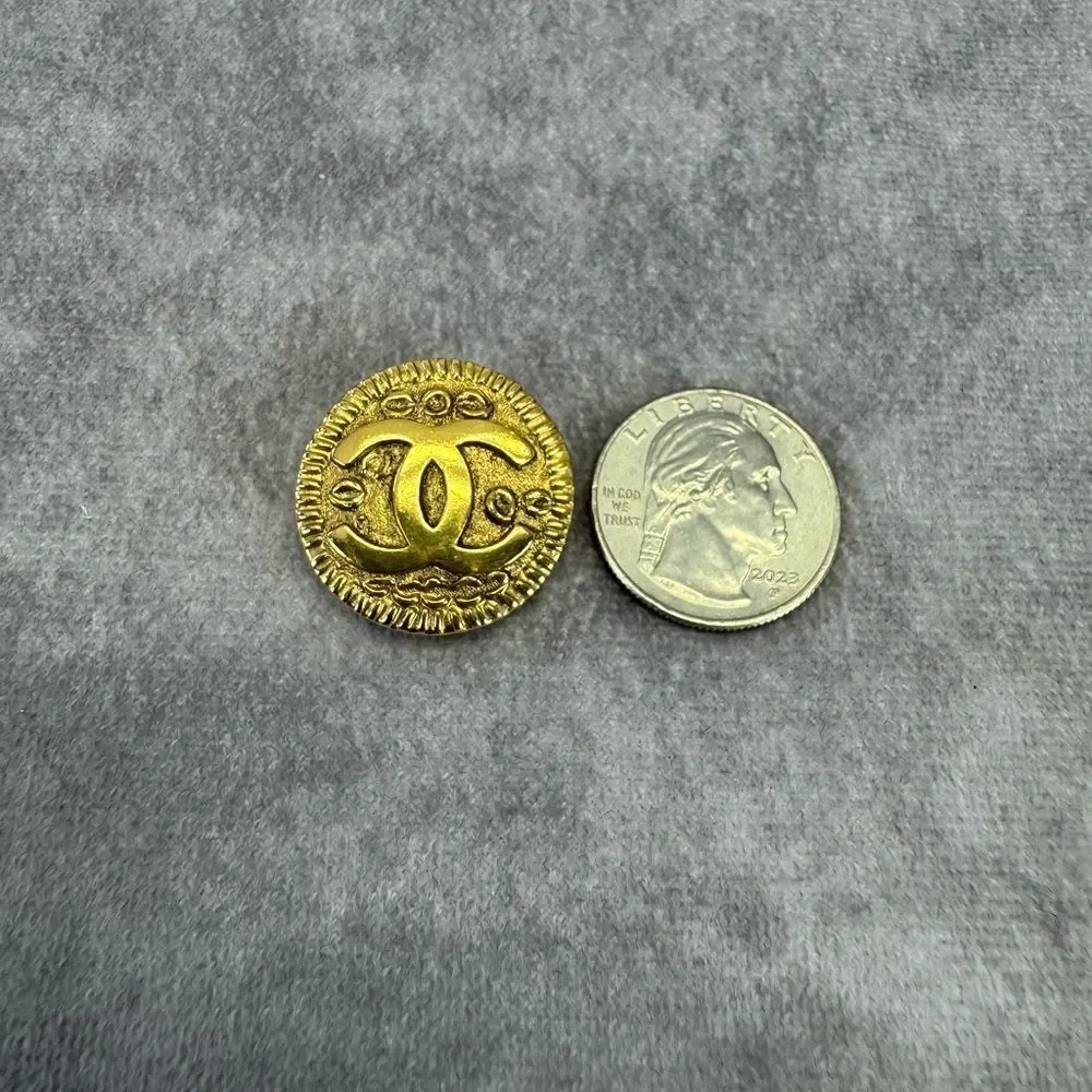CHANEL Round CC Logo Earrings Clip-on Gold Plated Metal Vintage 97P Authentic - Picture 11 of 12